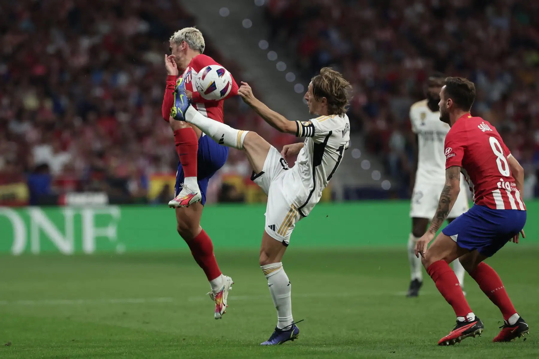 El delantero francés del Atlético de Madrid 07 Antoine Griezmann (L) compite con el centrocampista croata del Real Madrid #10 Luka Modric durante el partido de fútbol de la Liga española entre el Club Atlético de Madrid y el Real Madrid CF en el estadio Metropolitano de Madrid el 24 de septiembre de 2023.
Foto: AFP