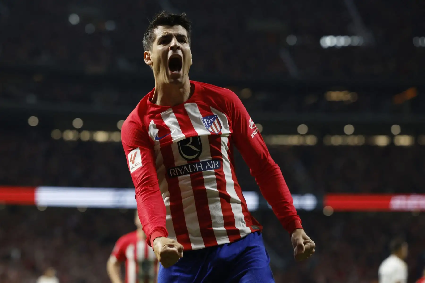 El delantero español 19 del Atlético de Madrid, Álvaro Morata, celebra marcar el gol inicial durante el partido de fútbol de la Liga española entre el Club Atlético de Madrid y el Real Madrid CF en el estadio Metropolitano de Madrid el 24 de septiembre de 2023.
Foto: AFP