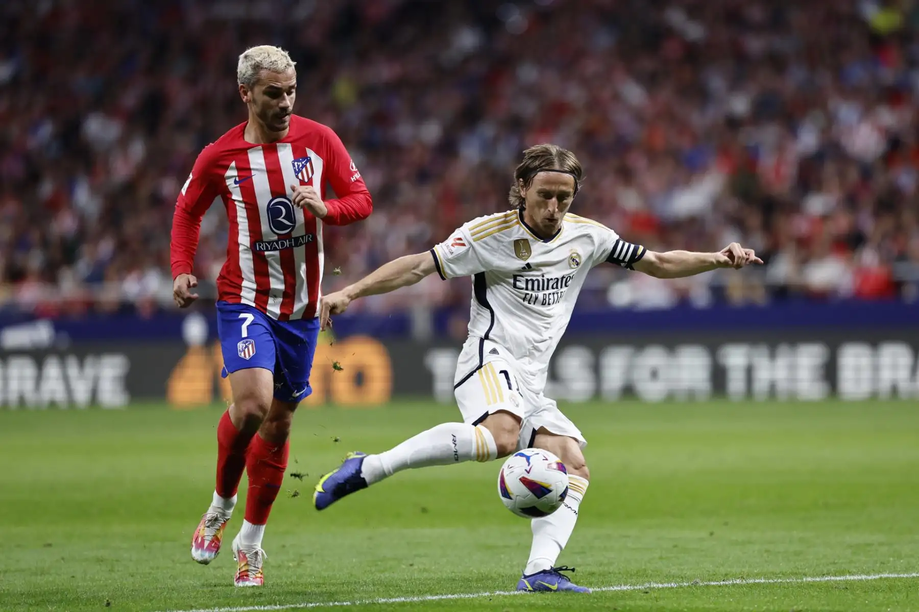 El delantero francés del Atlético de MAdrid Antoine Griezmann disputa una posesión ante Luka Modric (d), centrocampista croata del Real MAdrid durante el partido de la sexta jornada de LaLiga que disputan ambos clubes este domingo en el estadio Cívitas Metropolitano. 
Foto: EFE