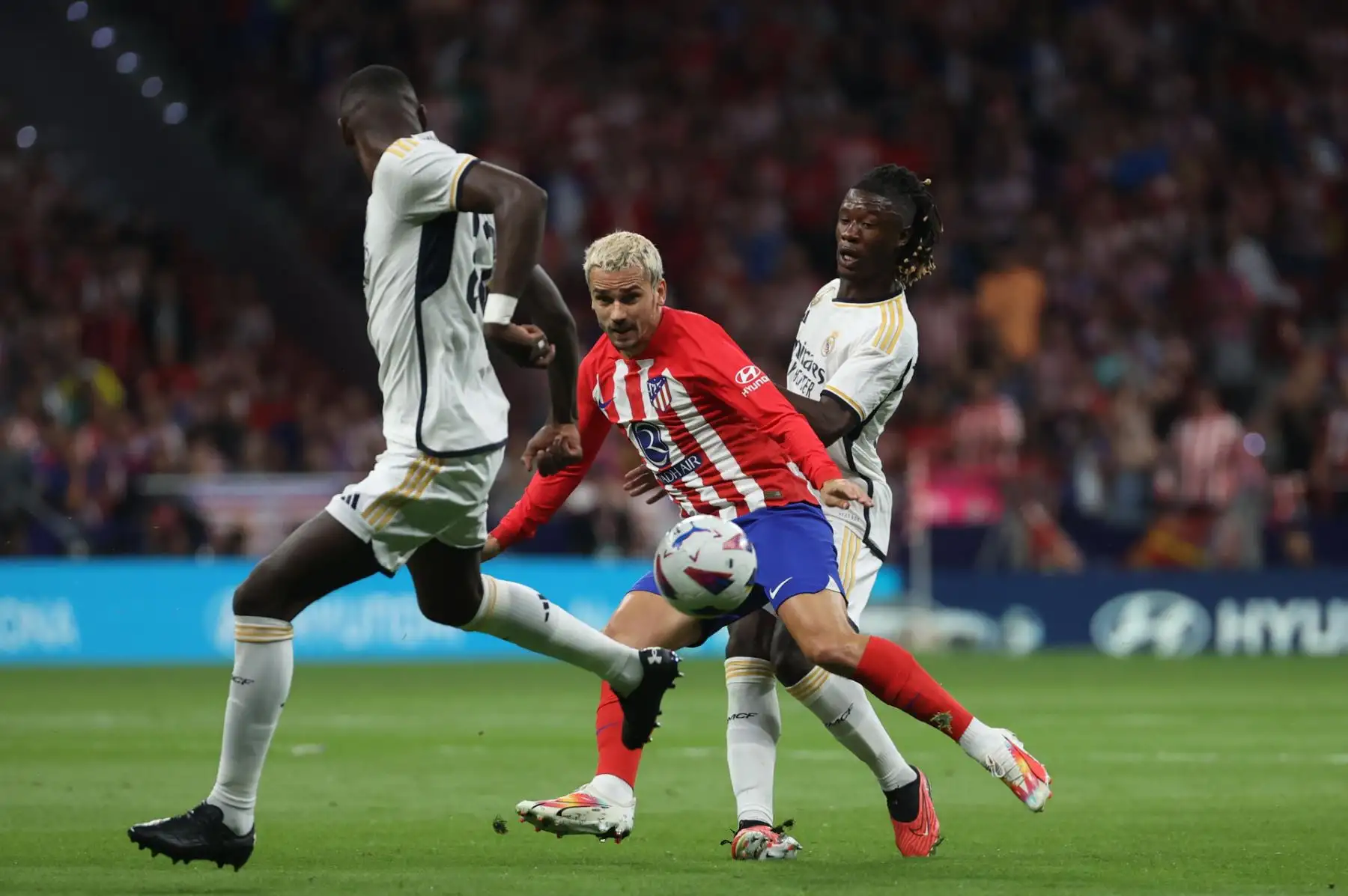 El delantero francés del Atlético de Madrid Antoine Griezmann (c) está disputando una posesión ante Eduardo Camavinga (d), el centrocampista francés del Real Madrid y su compañero, el defensa alemán Antonio Rüdiger (i) durante el partido de la sexta jornada de LaLiga que están disputando ambos clubes este domingo en el estadio Cívitas Metropolitano.
Foto: EFE