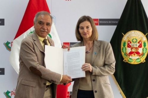 El viceministro de Control Interno del Ministerio del Interior, Miguel Núñez, y la directora de CHS Alternativo, Andrea Querol, firmaron el convenio. ANDINA/ Mininter.