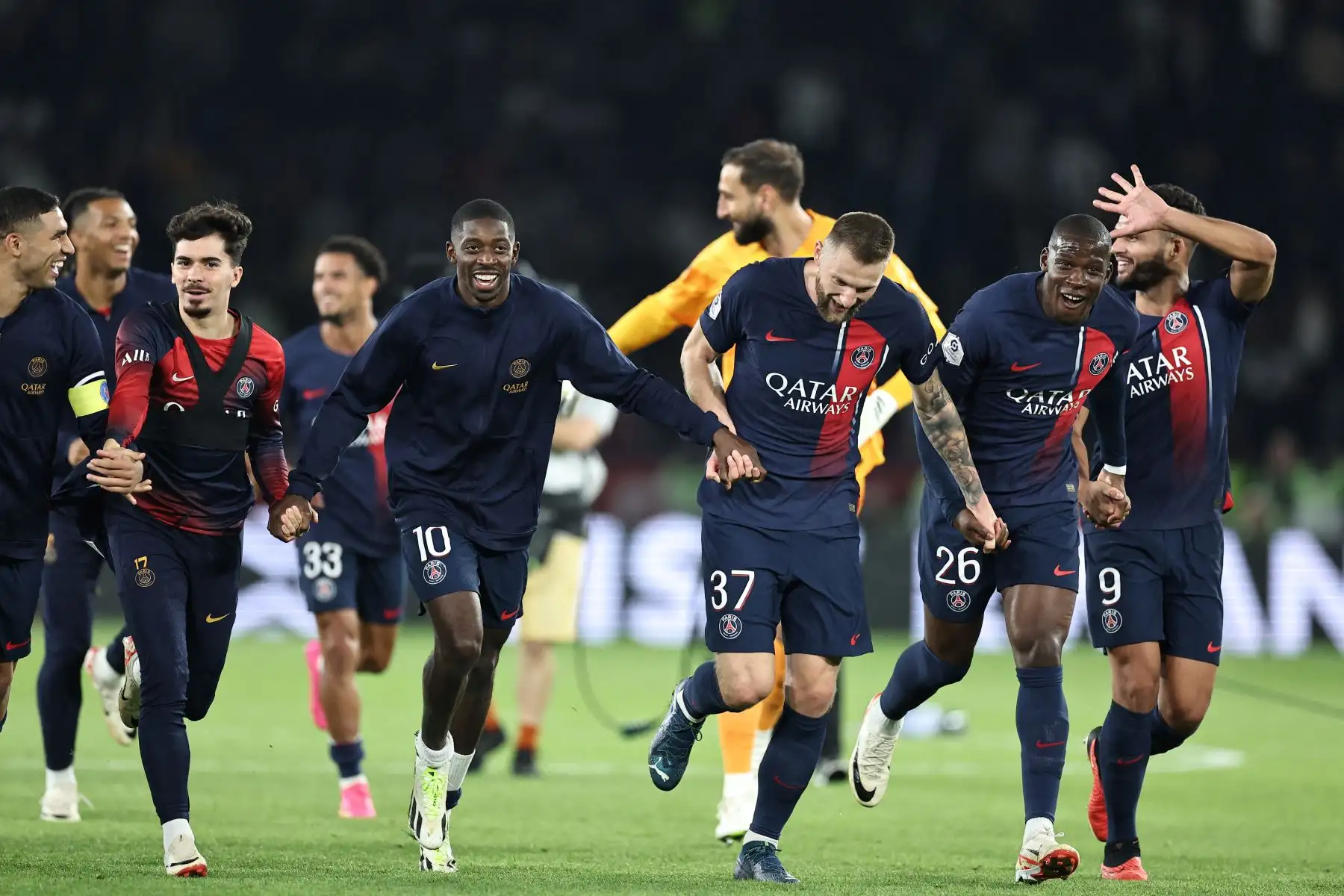Los jugadores del PSG celebran con sus seguidores tras ganar el partido de fútbol francés L1 entre el Paris Saint-Germain  y el Olympique de Marseille  en el estadio Parc des Princes de París.
Foto: AFP