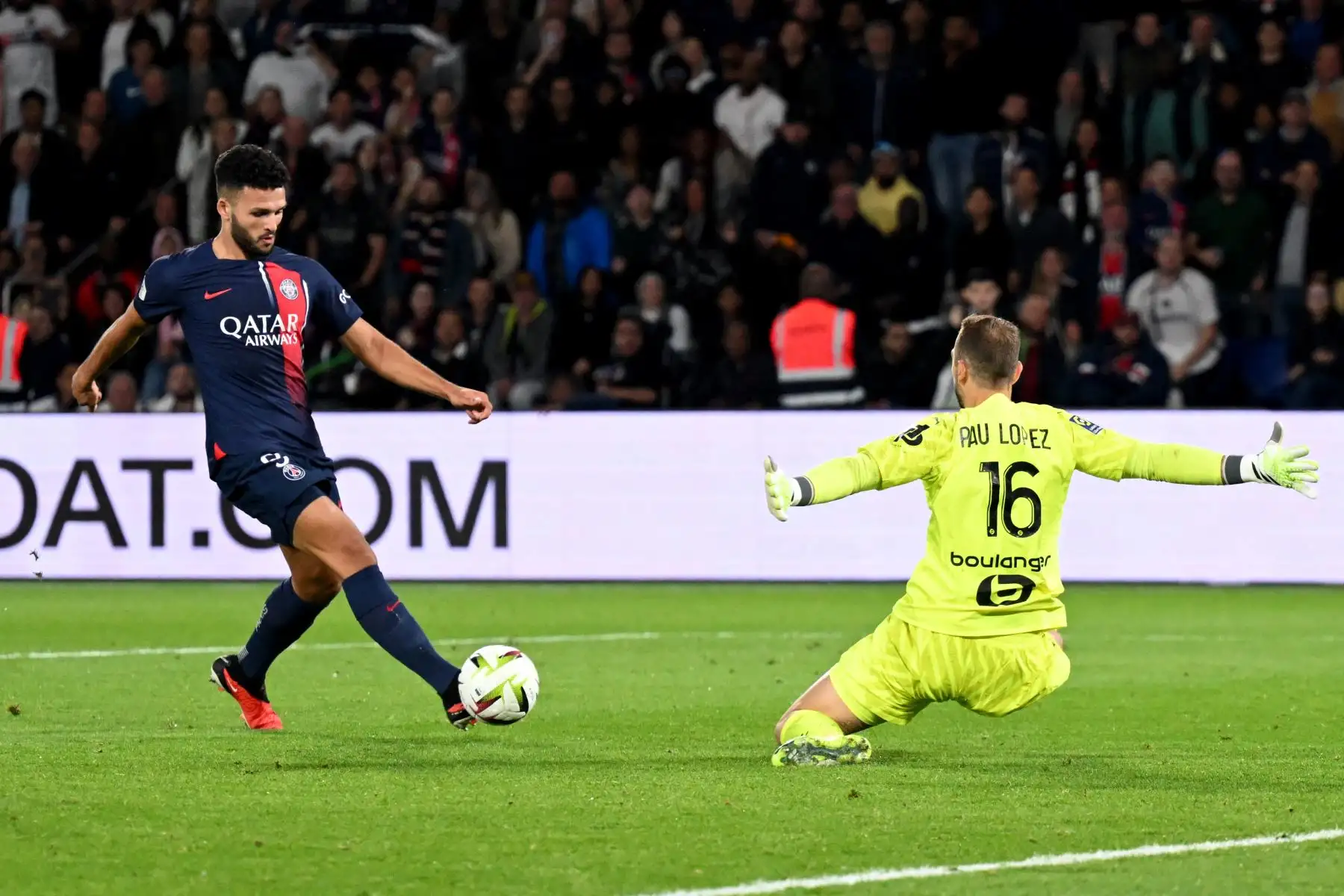 El delantero portugués del Paris Saint-Germain, Goncalo Ramos dispara para marcar un gol frente al portero español de Marsella, Pau López  durante el partido de fútbol francés L1 entre el Paris Saint-Germain  y el Olympique de Marseille  en el estadio Parc des Princes de París.
Foto: AFP