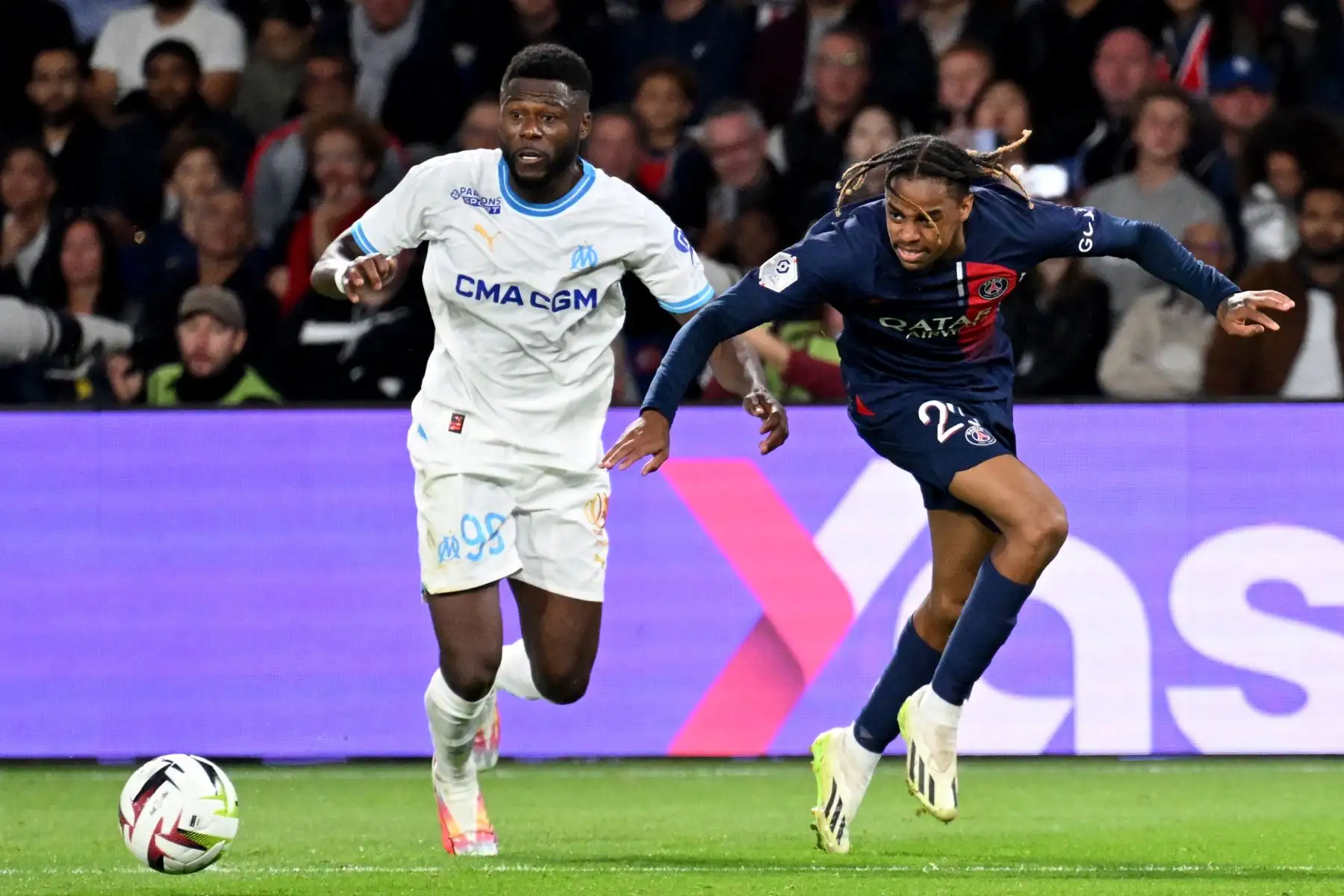 El delantero francés del Paris Saint-Germain,  Bradley Barcola compite con el defensor congoleño de Marsella, Chancel Mbemba durante el partido de fútbol francés L1 entre Paris Saint-Germain y Olympique de Marseille en el Parc des Estadio de los Príncipes de París.
Foto: AFP