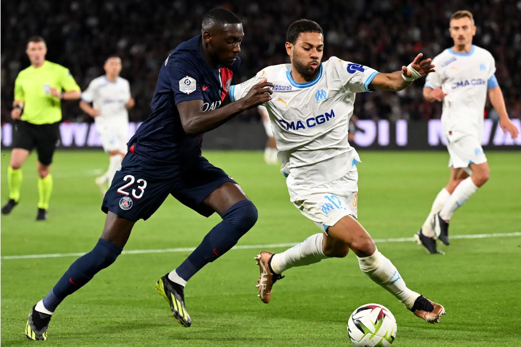 El delantero francés del Paris Saint-Germain, Randal Kolo Muani , compite con el defensor italo-brasileño,  Renan Lodi de Marsella durante el partido de fútbol francés L1 entre Paris Saint-Germain  y Olympique de Marseille  en el Parc des Estadio de los Príncipes de París.
Foto: AFP