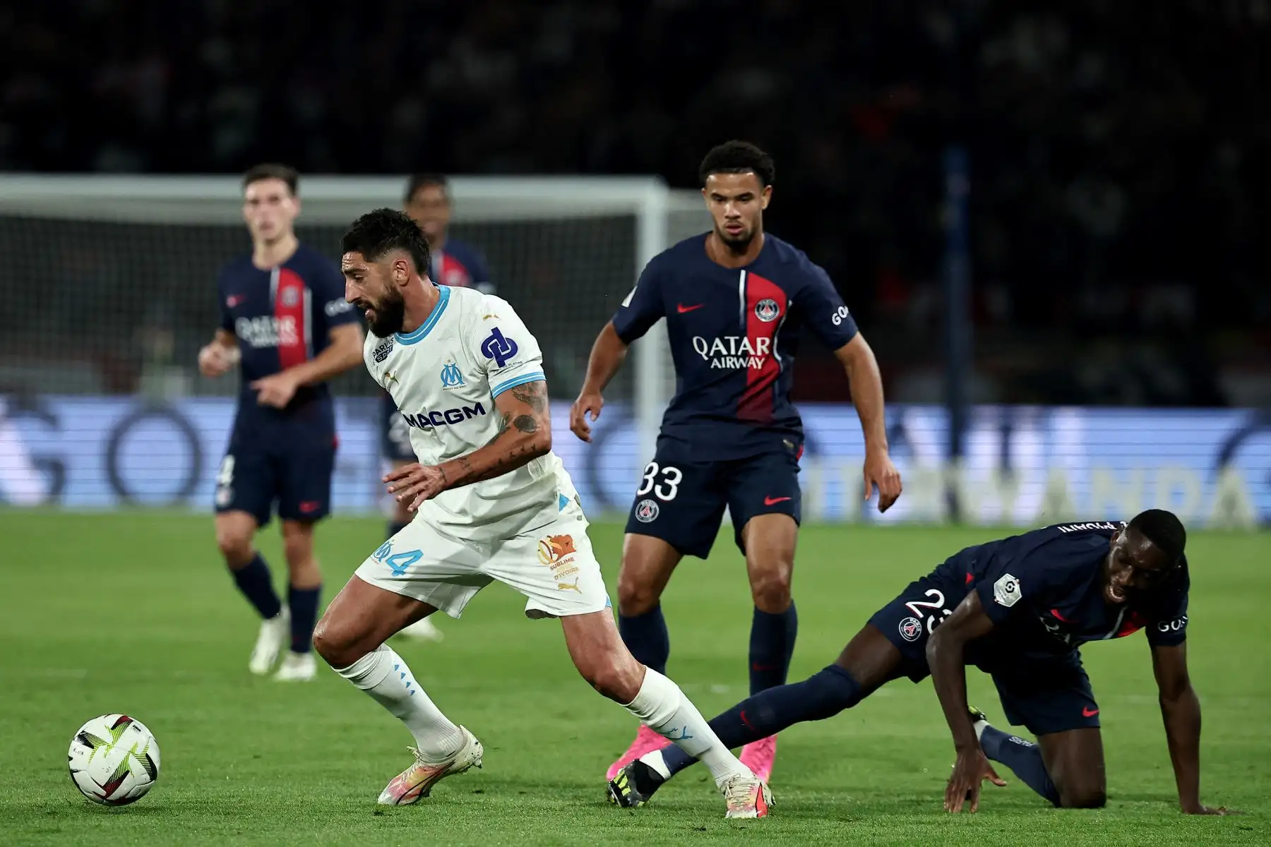 El delantero francés del Paris Saint-Germain, Randal Kolo Muani compite con el defensor francés del Marsella, Samuel Gigot  durante el partido de fútbol francés L1 entre el Paris Saint-Germain  y el Olympique de Marseille en el Parc Estadio des Princes de Paris.
Foto: AFP