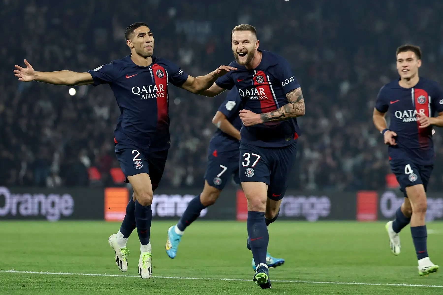 El defensor marroquí del Paris Saint-Germain, Achraf Hakimi celebra con el defensor eslovaco del Paris Saint-Germain,  Milan Skriniar después de marcar un gol durante el partido de fútbol francés L1 entre el Paris Saint-Germain y el Olympique de Marseille  en el Parc des Estadio de los Príncipes de París .
Foto: AFP