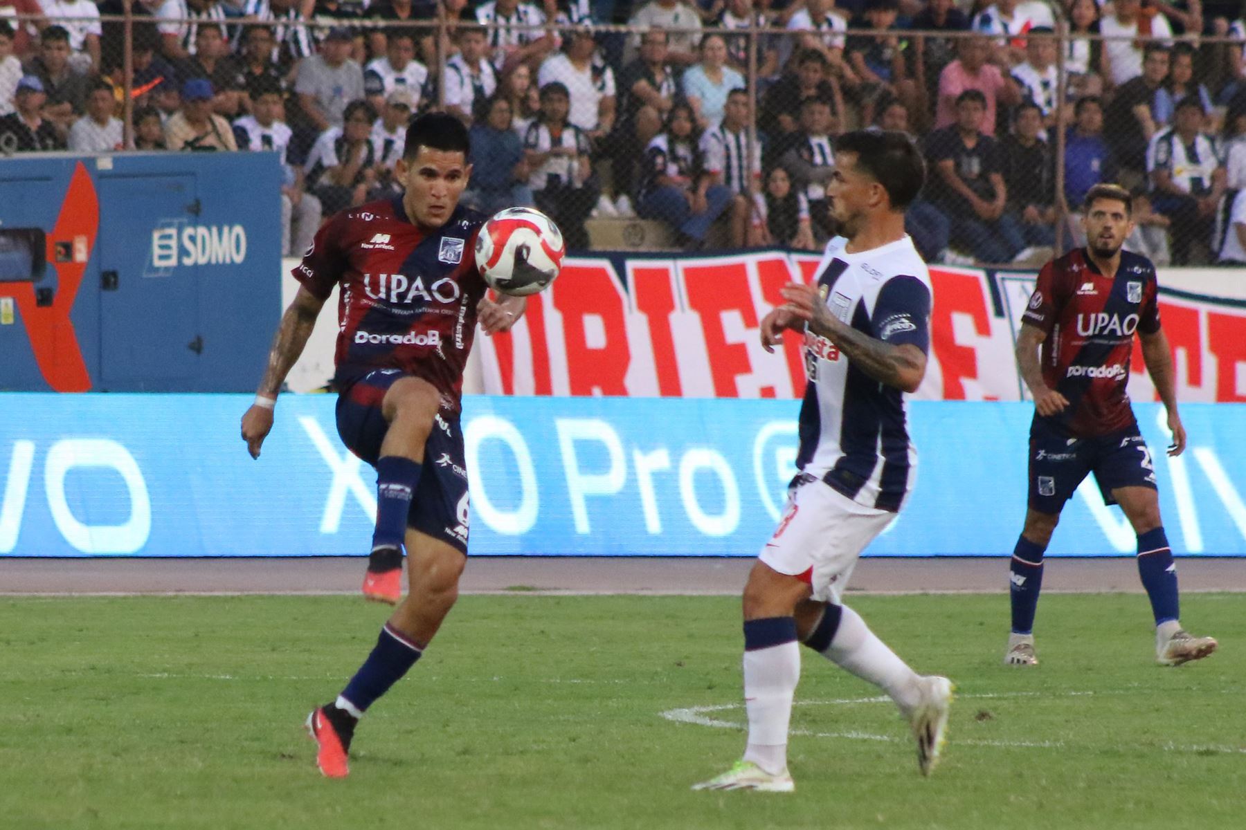 Alianza Lima  se enfrenta al club Carlos Mannucci por la fecha 15 del Torneo Clausura en el estadio Mansiche de Trujillo.En la imagen, Gabriel Costa  disputa el balón con el jugador de Carlos Mannucci.
Foto: @camannucci