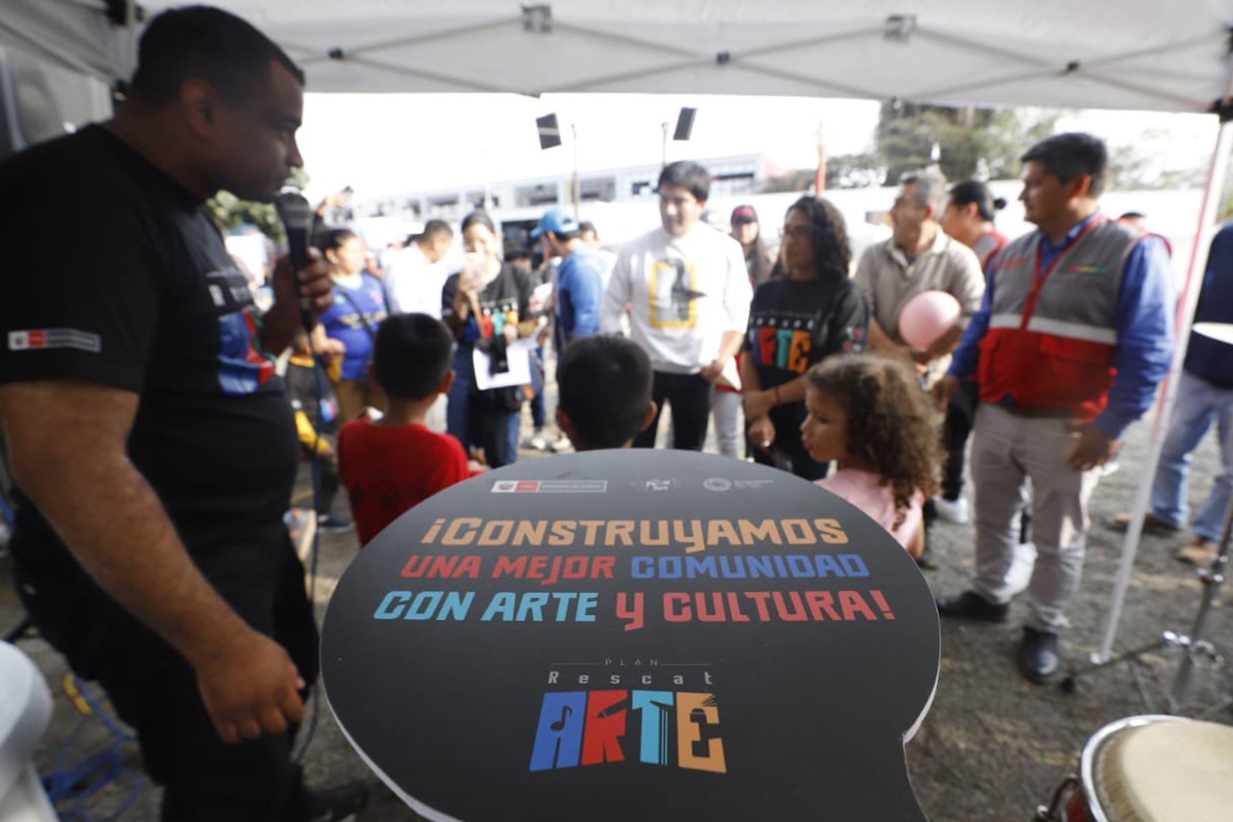 Ministra de Cultura, Leslie Urteaga realiza el lanzamiento de la la estrategia “Orquesta en el Barrio”, que forma parte del Plan RescatARTE, con el fin de prevenir la violencia en San Juan de Lurigancho.
Foto: Mincul