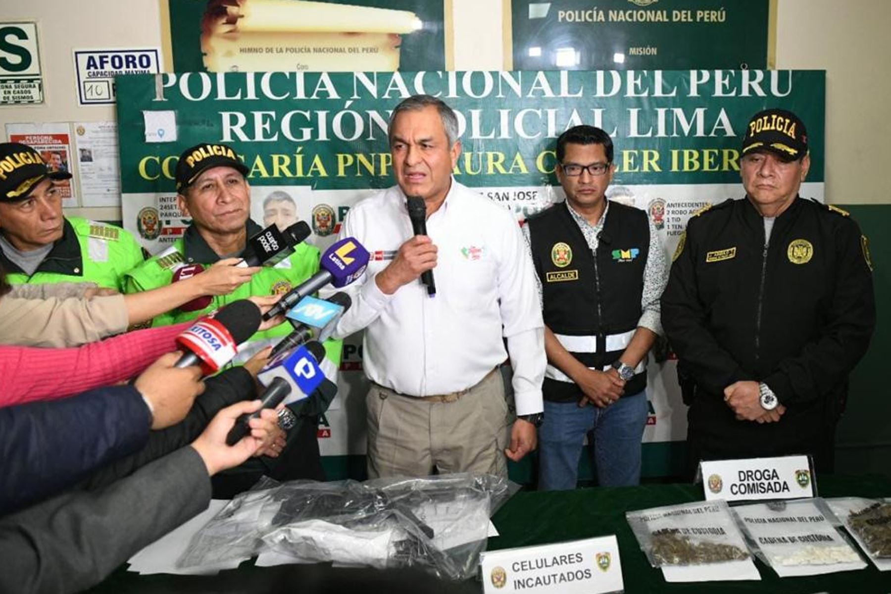 El ministro del Interior, Vicente Romero inspecciona el trabajo policial en la comisaría Laura Caller, en el límite entre San Martín de Porres y Los Olivos, como parte de las acciones ejecutadas por la Policía Nacional del Perú, para combatir la criminalidad, en el marco del estado de emergencia.
Foto: Mininter