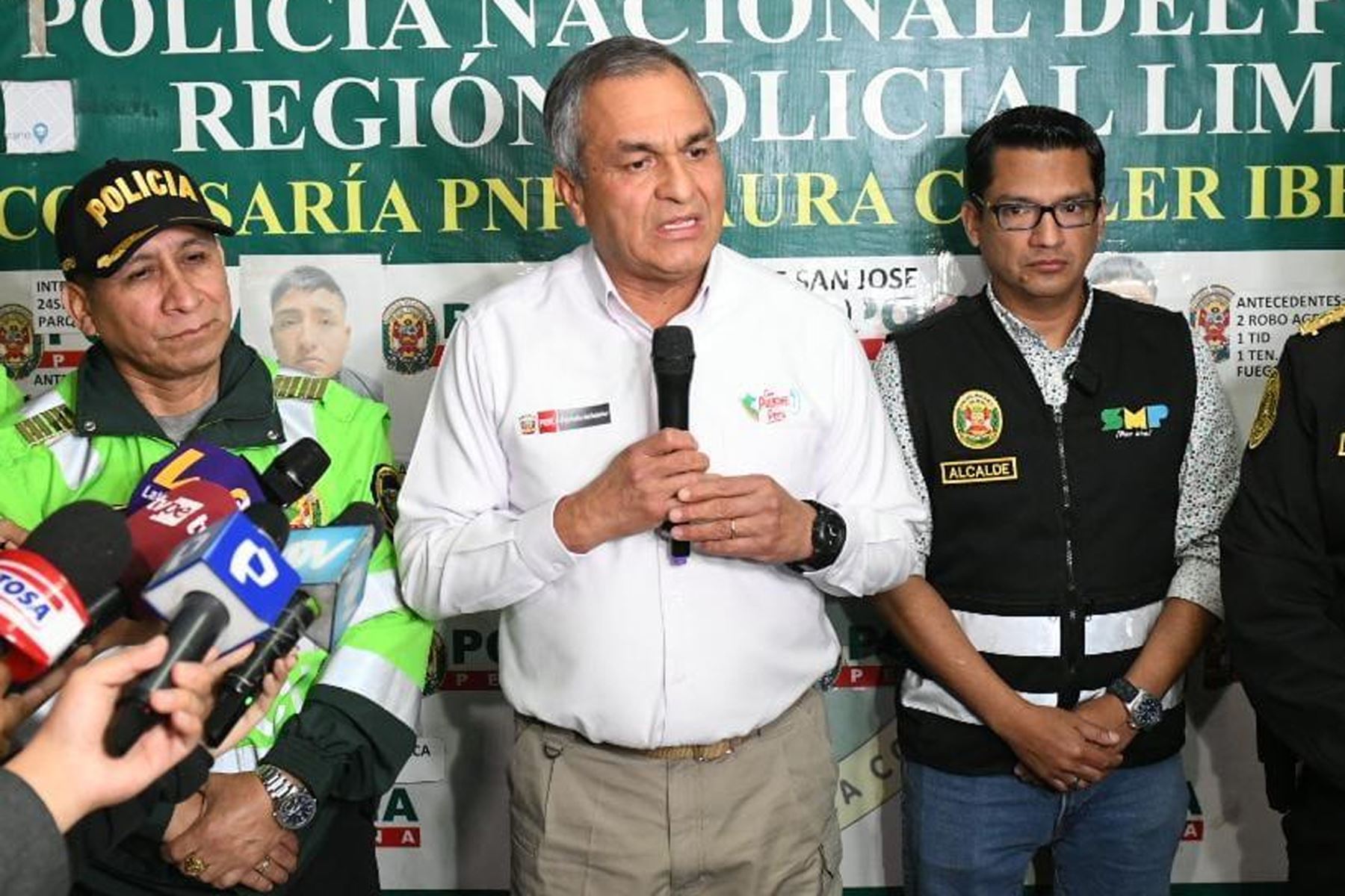 El ministro del Interior, Vicente Romero inspecciona el trabajo policial en la comisaría Laura Caller, en el límite entre San Martín de Porres y Los Olivos, como parte de las acciones ejecutadas por la Policía Nacional del Perú, para combatir la criminalidad, en el marco del estado de emergencia.
Foto: Mininter
