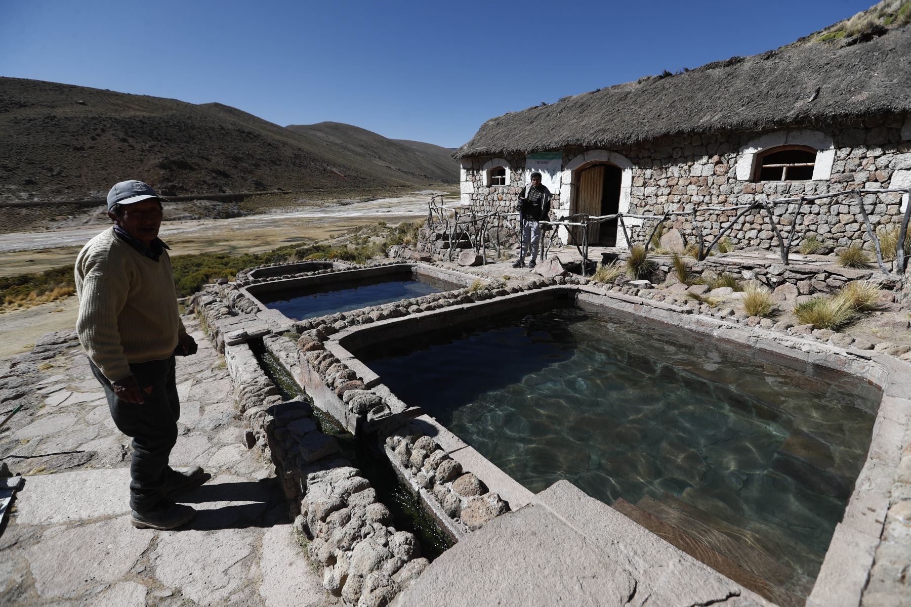 Dentro del Área de Conservación Regional Vilacota Maure de Tacna, los turistas también pueden disfrutar de baños termales a la luz del día, ubicados cerca al valle de los géiseres. Foto: ANDINA/Daniel Bracamonte