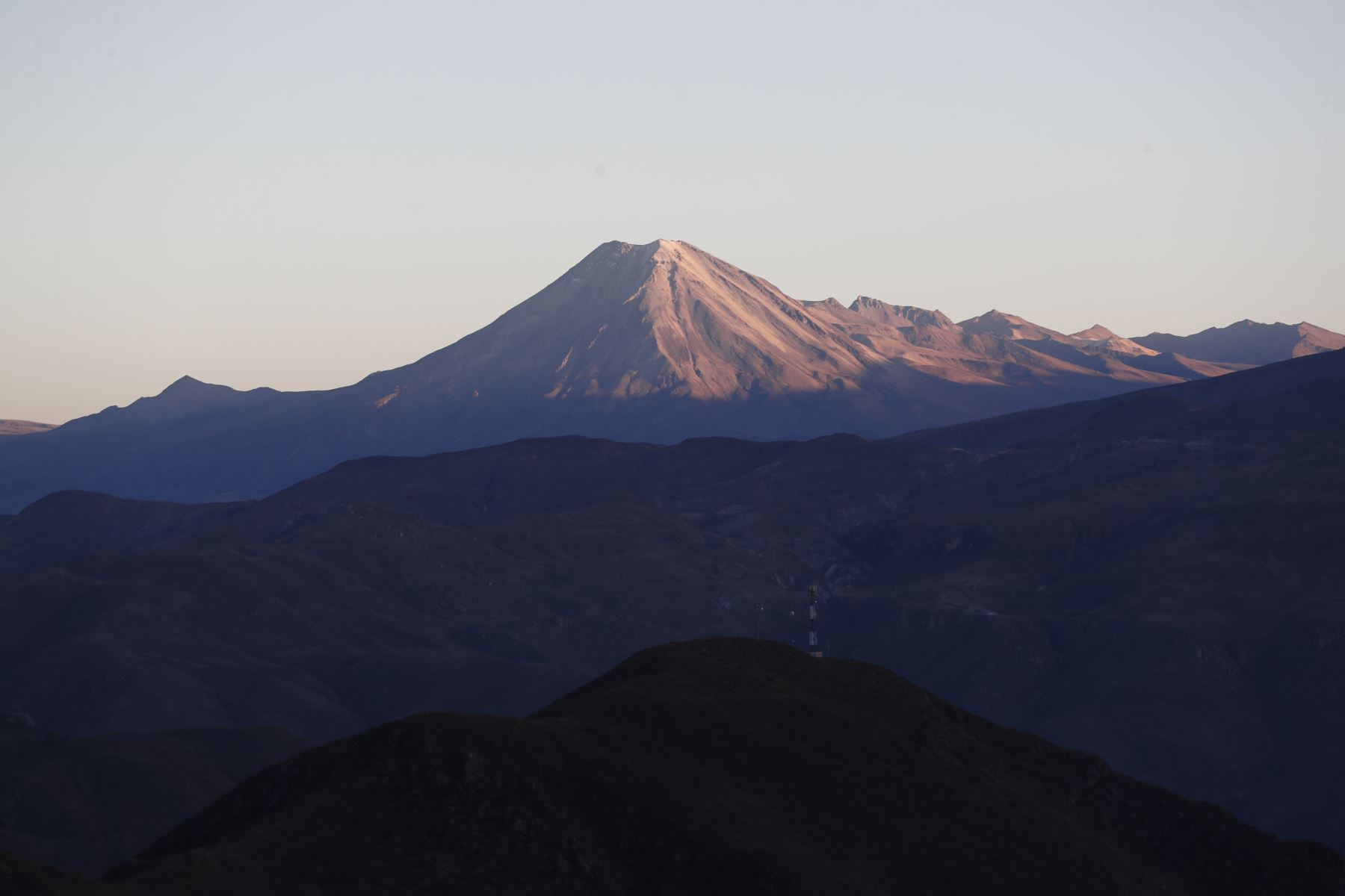 Volcán Yucamani, el cual puede ser observado durante el trayecto al valle de los géiseres en el Área de Conservación Regional Vilacota Maure de Tacna. Foto: ANDINA/Daniel Bracamonte