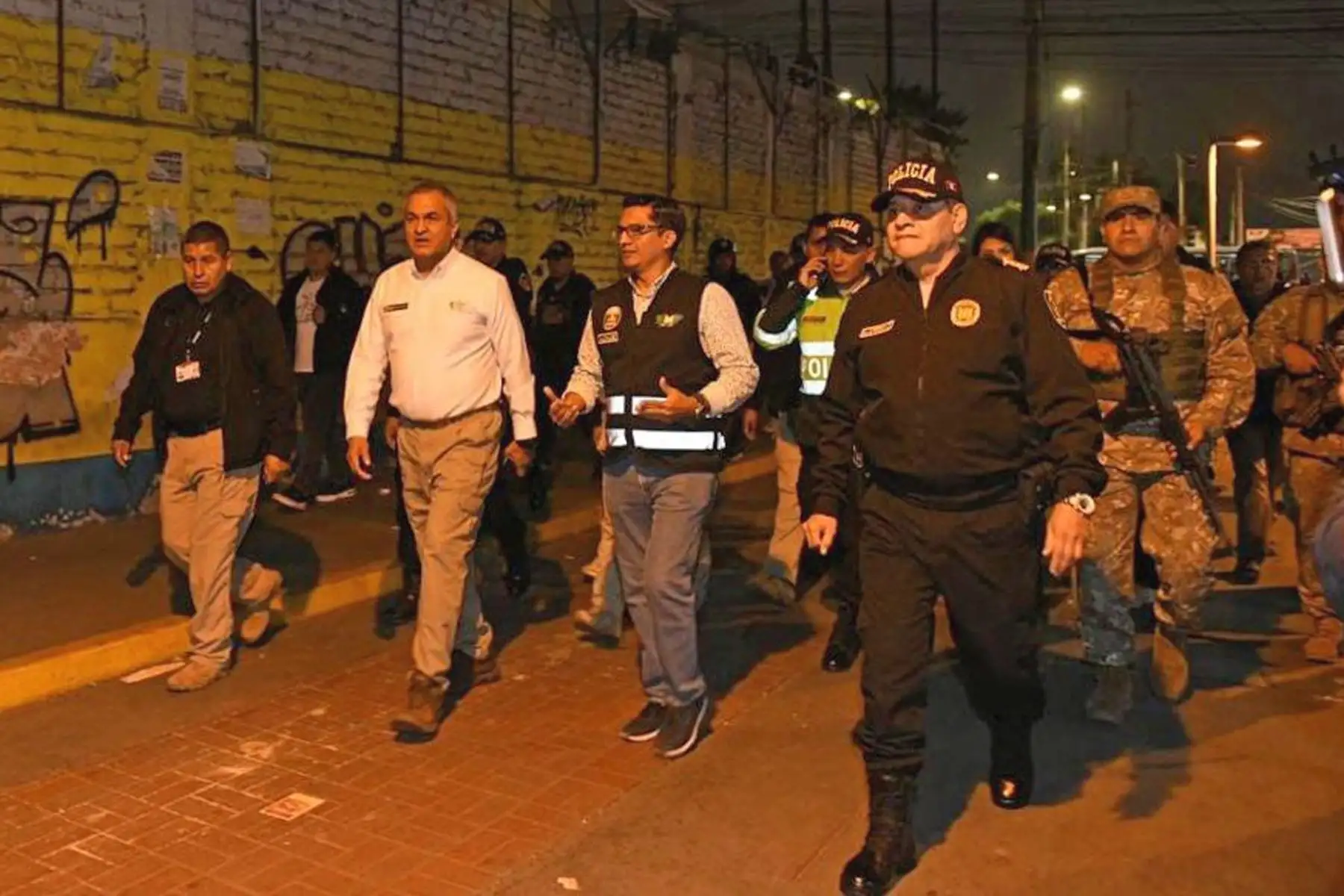 Ministro del Interior junto a mandos policiales. ANDINA/Difusión