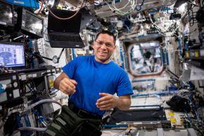 El astronauta Frank Rubio contribuyó con varias investigaciones, entre las que figuran seis experimentos científicos que buscan comprender cómo los vuelos espaciales afectan la fisiología y la psicología humana. Foto: NASA