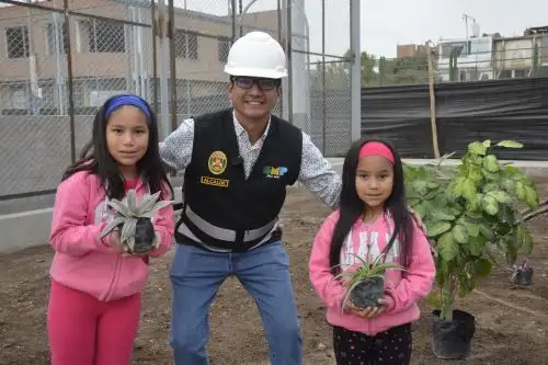 El alcalde de San Martín de Porres, Hernán Sifuentes Baca, acompañado de dos niñas, vecinas del distrito, inspeccionó el parque Las Magnolias. Burgomaestre sostiene que incidencias delictivas disminuirán con el estado de emergencia.  ANDINA/ Municipalidad de San Martín de Porres.