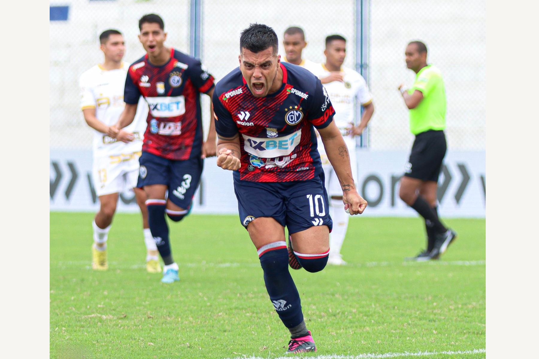 El jugador de Deportivo Municipal, 𝐌𝐚𝐭𝐢́𝐚𝐬 𝐏𝐞́𝐫𝐞𝐳 𝐆𝐚𝐫𝐜𝐢́𝐚 celebra su gol anotado ante Cusco FC por la fecha 15 del Torneo Clausura en el estadio Iván Elías Moreno de Villa El Salvador.
Foto: Liga 1