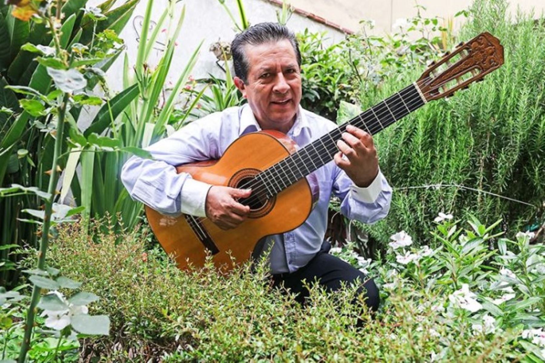 El músico ayacuchano Óscar Figueroa Soto ha compartido escenario con figuras de la música latinoamericana como la agrupación Savia Andina, de Bolivia.