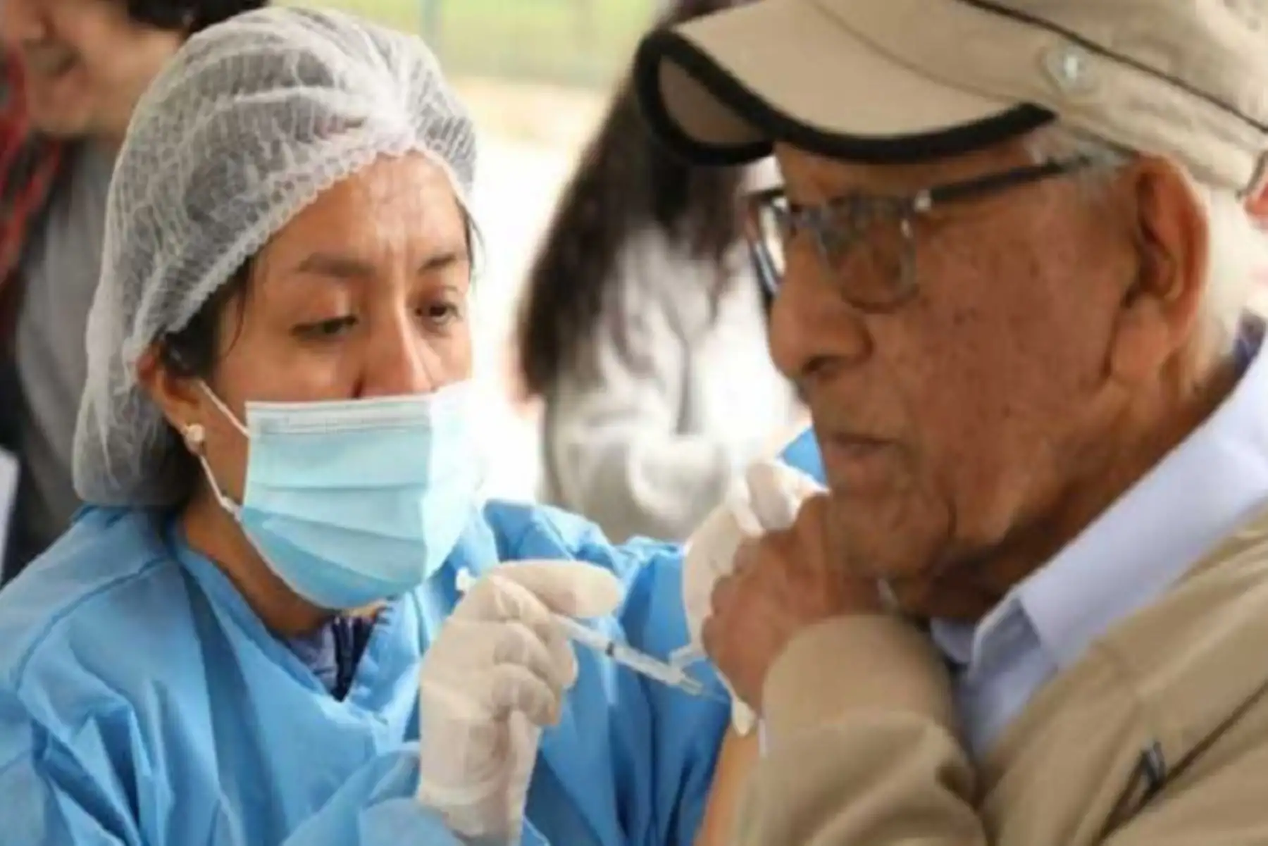 Las personas mayores de 60 años e inmunocomprometidas o con alguna comorbilidad deben recibir dos refuerzos de la vacuna bivalente.