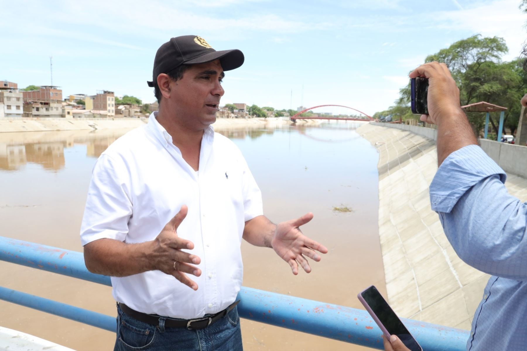 El gobernador regional de Piura, Luis Neyra, solicitó a la Autoridad Nacional del Agua iniciar los trabajos de descolmatación del río Piura, en la zona urbana de la provincia, antes de la temporada de lluvias.