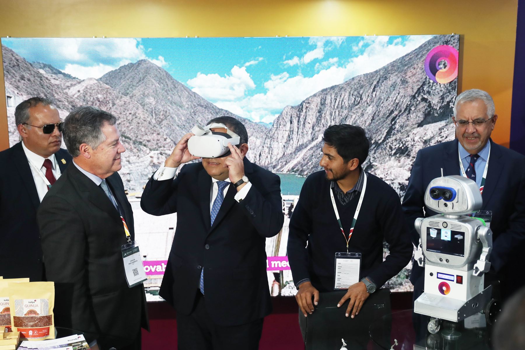El premier Alberto Otárola participa en la Convención Minera PERUMIN en Arequipa y visita los stands de la cumbre minera.  Foto: ANDINA/Ricardo Cuba