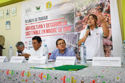 Ministra de Desarrollo Agrario y Riego, Jennifer Contreras, anuncia plan de afianzamiento hídrico para enfrentar el escenario de menores lluvias en el país, en su visita de trabajo a la región Madre de Dios. Foto: Cortesía.