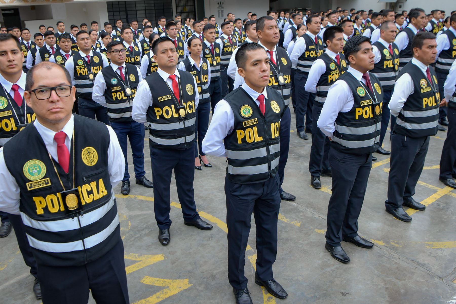 El ministro del Interior, Vicente Romero Fernández, participó hoy en la inauguración de 15 cursos de capacitación en investigación criminal que serán dirigidos a 420 efectivos de la Policía Nacional del Perú.
Foto: ANDINA/Mininter