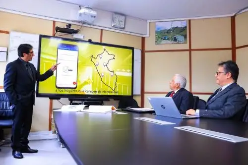 Funcionarios del Minem: (de izquierda a derecha) , el jefe de Administración y Finanzas de la Dirección General de Electrificación Rural (DGER) Jaime Barrera Astuhuaman y los ingenieros Carlos Cervantes Castro y Eric Baca Sanchez, analizan el aplicativo informático "DGER + Electrificación Rural", certificado como Buena Práctica en Gestión Pública 2023. Fuente: Minem.