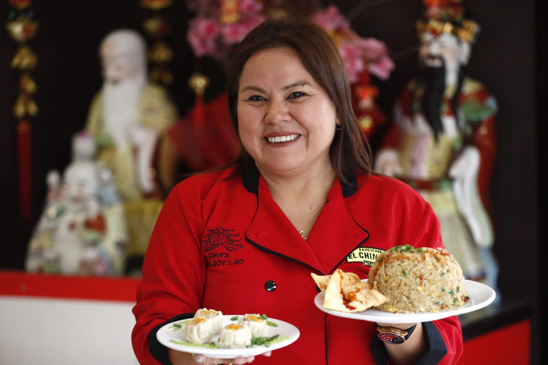 Vanessa Yong, dueña del Chifa San Joy Lao de Surco presenta dos de sus platos bandera, el arroz chaufa de chancho y pato, y el siu may de pavo. Foto: ANDINA/Daniel Bracamonte