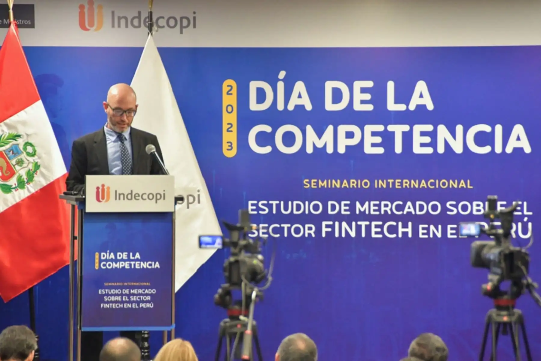 El jefe de la División de Competencia de la Organización para la Cooperación y Desarrollo Económico (OCDE), Ori Schwartz, participó en la ceremonia por el Día de la Competencia, celebrado en Indecopi. Foto: Cortesía.