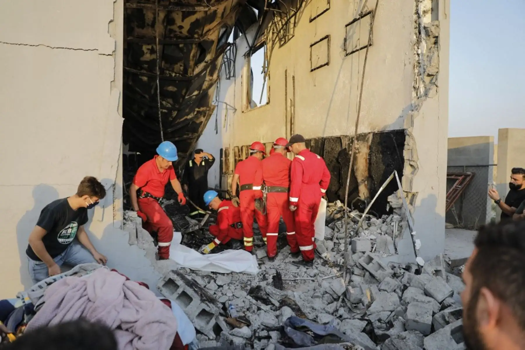 Al menos 100 personas murieron y otras 150 resultaron heridas por un incendio durante una boda en un salón de fiestas de una pequeña ciudad del norte de Irak, informaron el miércoles las autoridades sanitarias. Foto: AFP