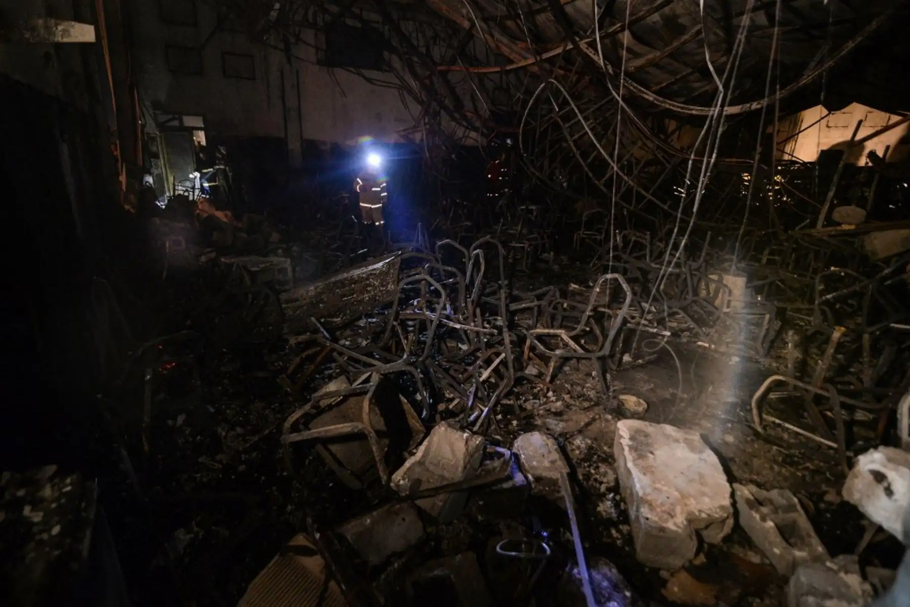 Al menos 100 personas murieron y otras 150 resultaron heridas por un incendio durante una boda en un salón de fiestas de una pequeña ciudad del norte de Irak, informaron el miércoles las autoridades sanitarias. Foto: AFP