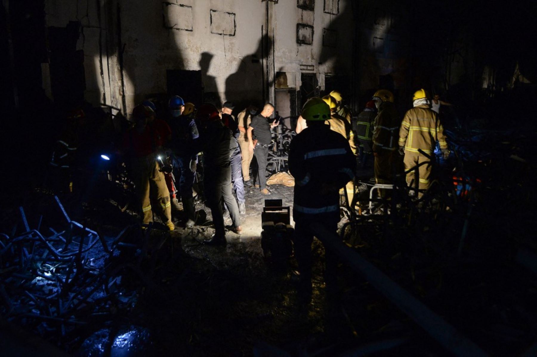 En el hospital principal de Karakosh, la pequeña ciudad cristiana donde se produjo la catástrofe, un fotógrafo de la AFP vio llegar numerosas ambulancias con las sirenas encendidas en mitad de la noche. Foto: AFP
