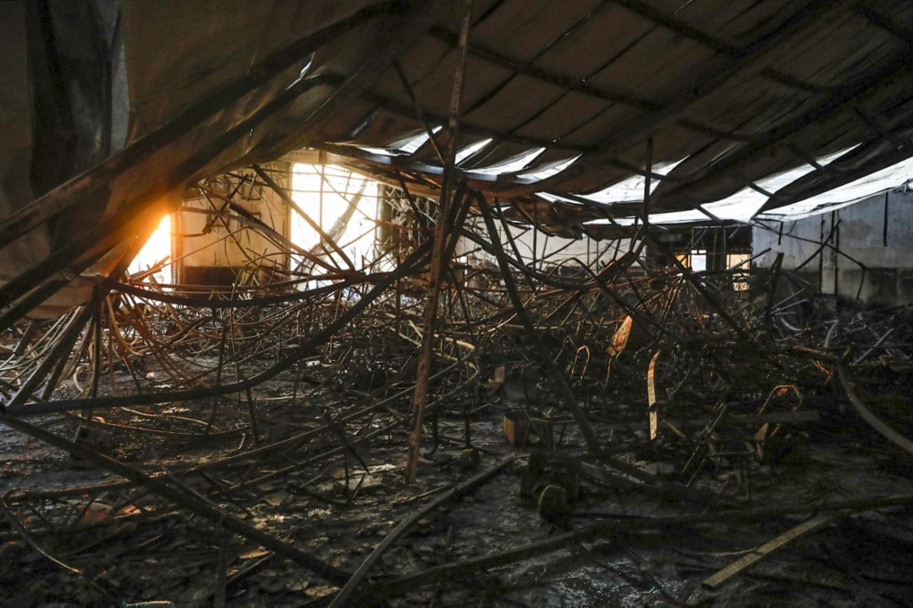 En el hospital principal de Karakosh, la pequeña ciudad cristiana donde se produjo la catástrofe, un fotógrafo de la AFP vio llegar numerosas ambulancias con las sirenas encendidas en mitad de la noche. Foto: AFP