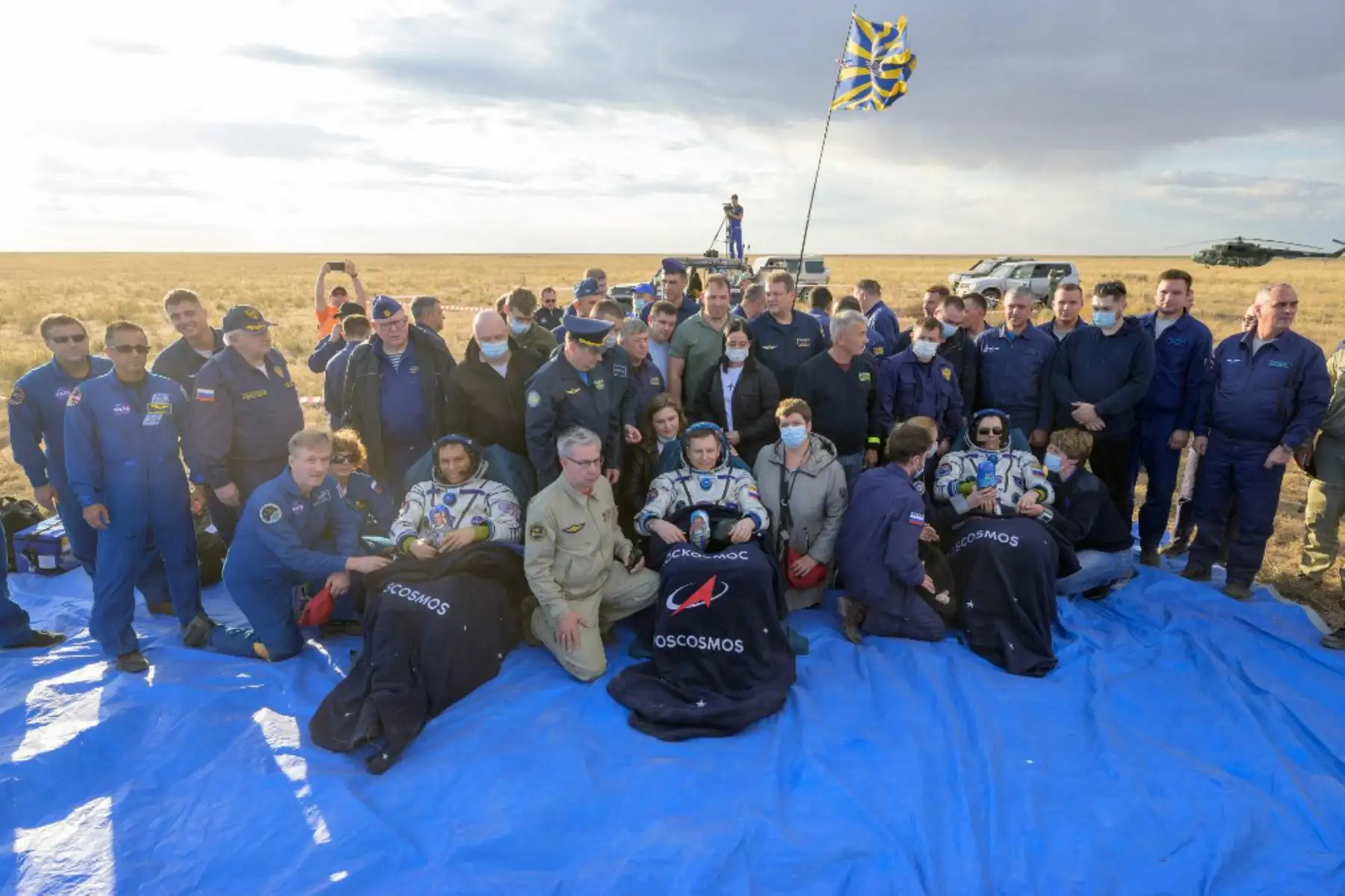 Frank Rubio, astronauta de origen salvadoreño de la NASA, batió un nuevo récord el pasado lunes 11 de septiembre permaneciendo en un vuelo espacial individual más largo realizado por un astronauta estadounidense. También lo acompañan los cosmonautas Sergey Prokopyev y Dmitri Petelin. Foto: AFP