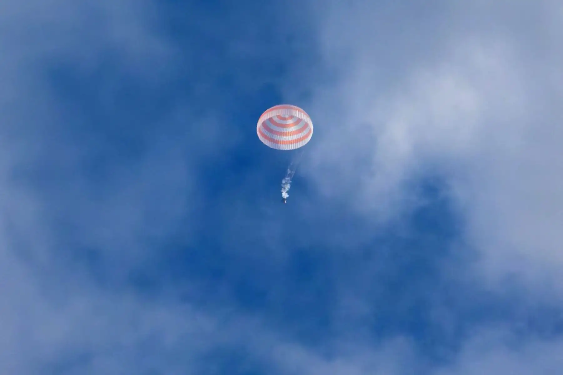 La cápsula Soyuz MS-23 que transporta a la tripulación de la Estación Espacial Internacional (ISS) de los cosmonautas rusos Sergey Prokopyev, Dmitri Petelin y el astronauta de la NASA Frank Rubio durante su aterrizaje en un lugar remoto. área en las afueras de la ciudad de Dzhezkazgan, Kazajstán. Foto: AFP