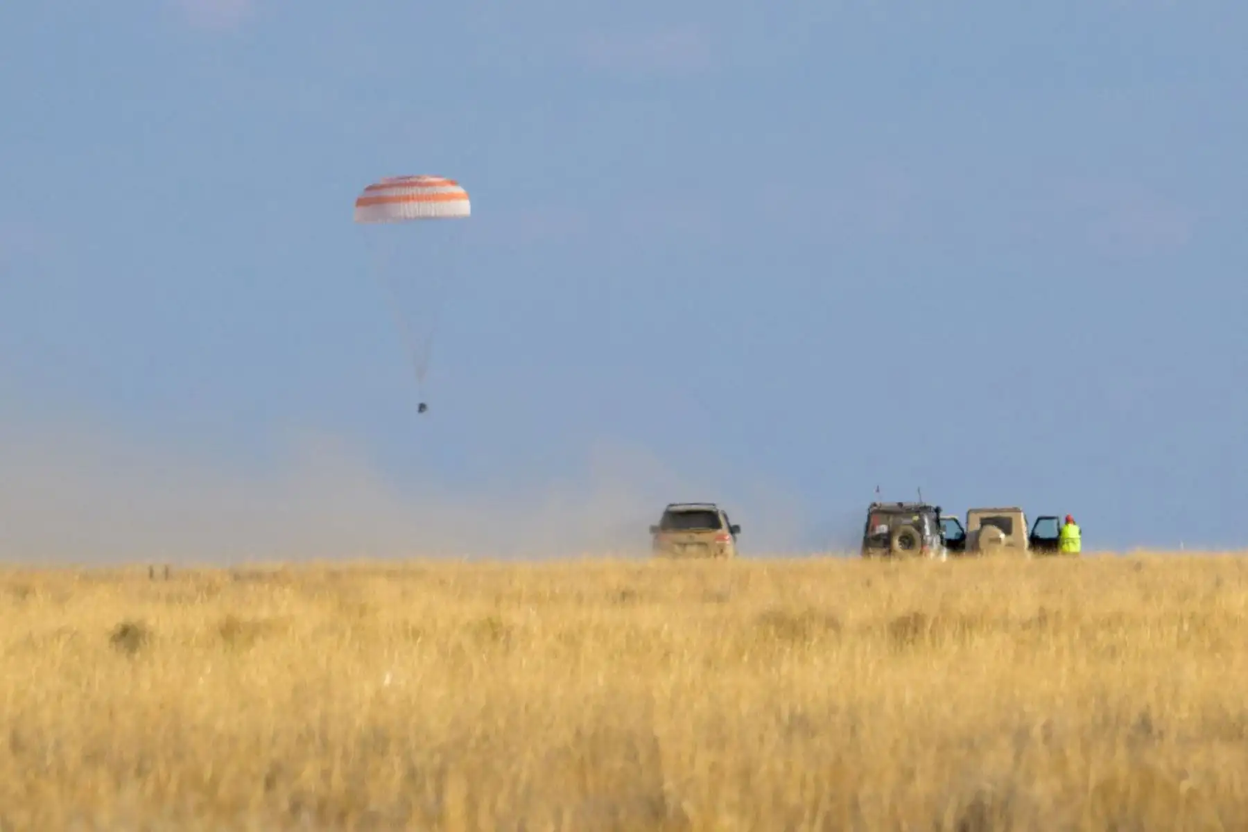 La cápsula Soyuz MS-23 que transporta a la tripulación de la Estación Espacial Internacional (ISS) de los cosmonautas rusos Sergey Prokopyev, Dmitri Petelin y el astronauta de la NASA Frank Rubio durante su aterrizaje en un lugar remoto. área en las afueras de la ciudad de Dzhezkazgan, Kazajstán. Foto: AFP