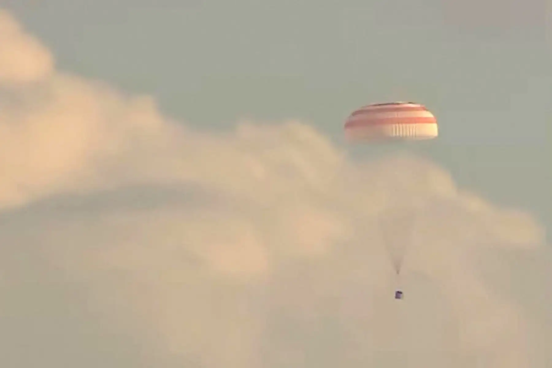 La cápsula Soyuz MS-23 que transporta a la tripulación de la Estación Espacial Internacional (ISS) de los cosmonautas rusos Sergey Prokopyev, Dmitri Petelin y el astronauta de la NASA Frank Rubio durante su aterrizaje en un lugar remoto. área en las afueras de la ciudad de Dzhezkazgan, Kazajstán. Foto: AFP