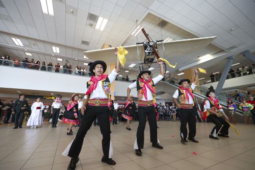 Día Mundial del Turismo: turistas nacionales y extranjeros se deleitan con danzas folclóricas de las diferentes regiones del Perú
