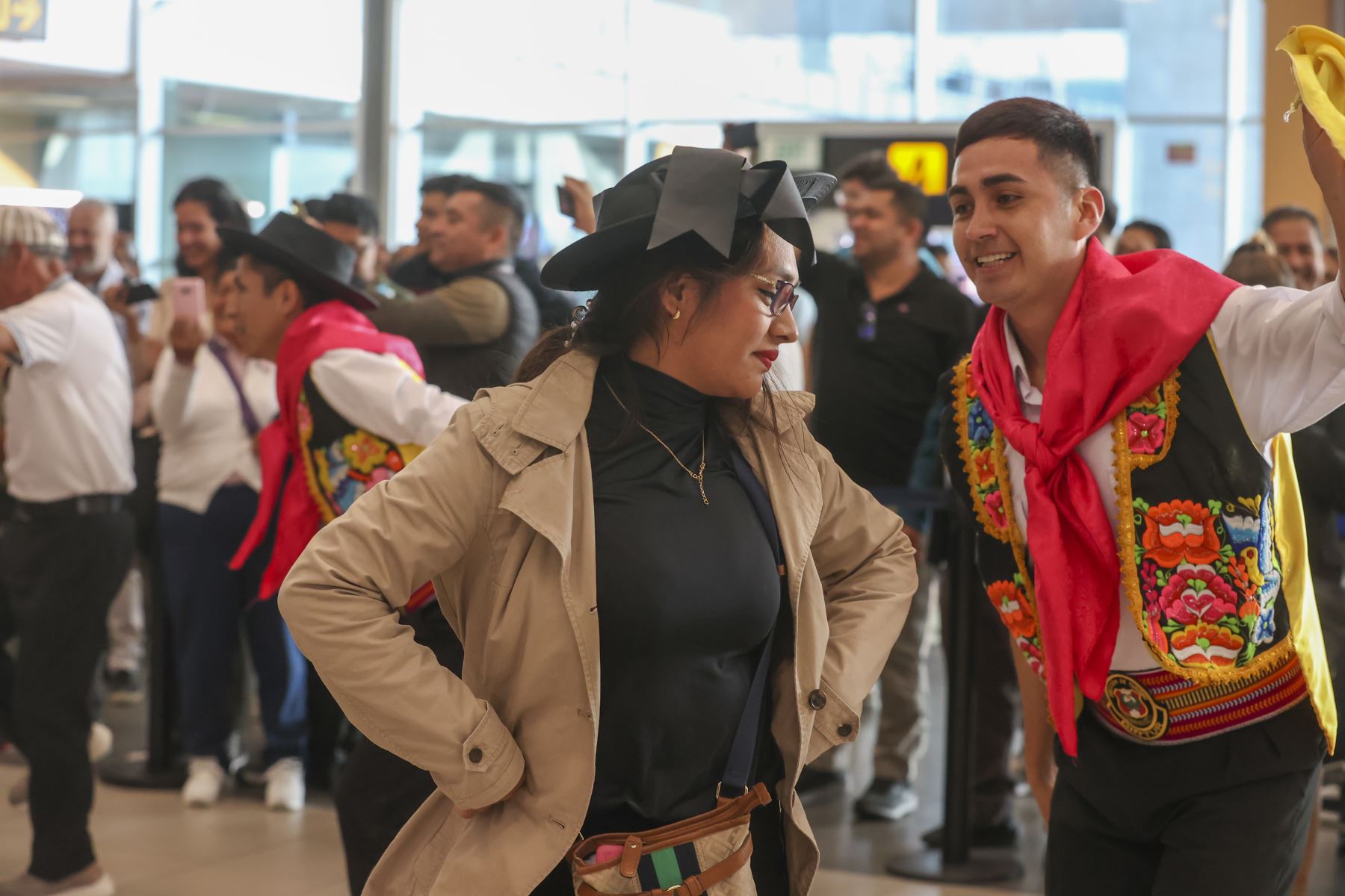 El Huaylas, baile típico de la sierra peruana, deleitó a los turistas nacionales y extranjeros en el marco del Día Mundial del Turismo a través de la banda de música y bailarines de la Policía Nacional.  Foto: ANDINA/Juan Carlos Guzmán Negrini
