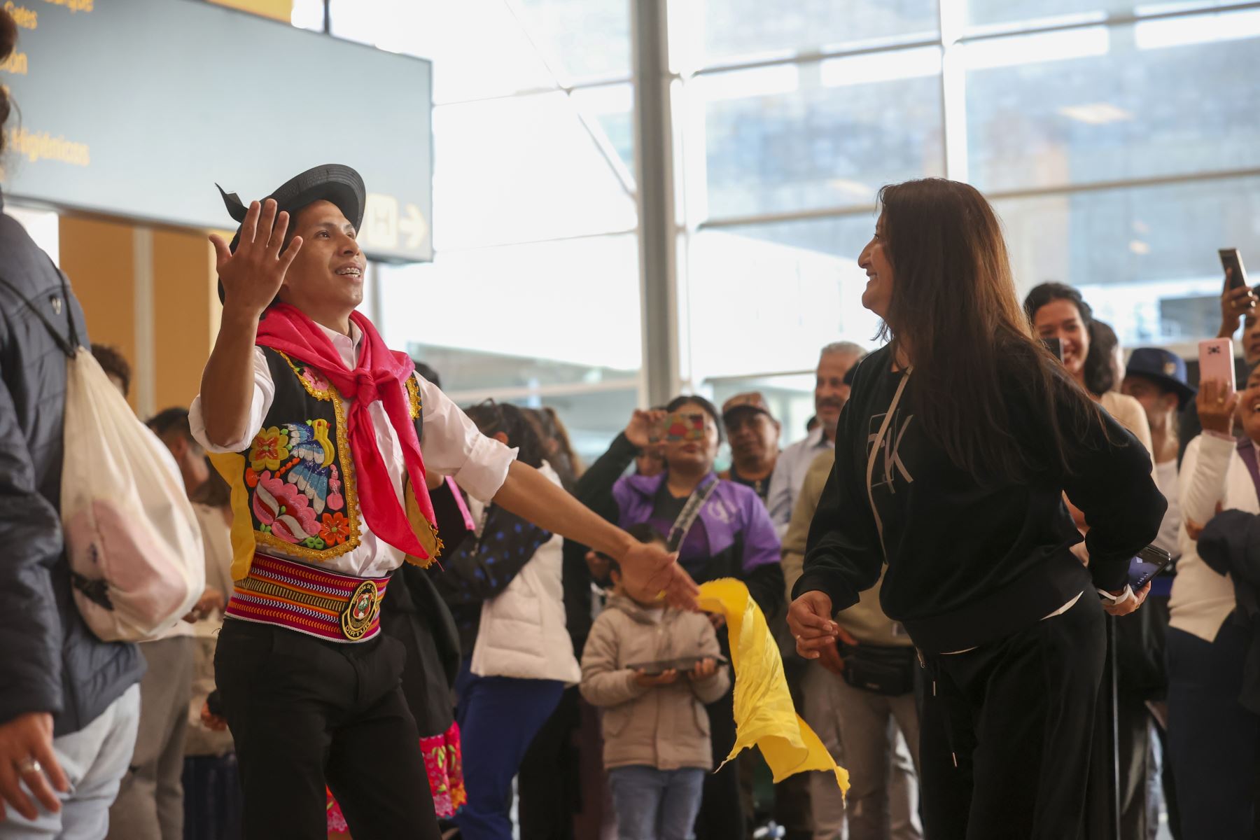 El Huaylas, baile típico de la sierra peruana, deleitó a los turistas nacionales y extranjeros en el marco del Día Mundial del Turismo a través de la banda de música y bailarines de la Policía Nacional.  Foto: ANDINA/Juan Carlos Guzmán Negrini