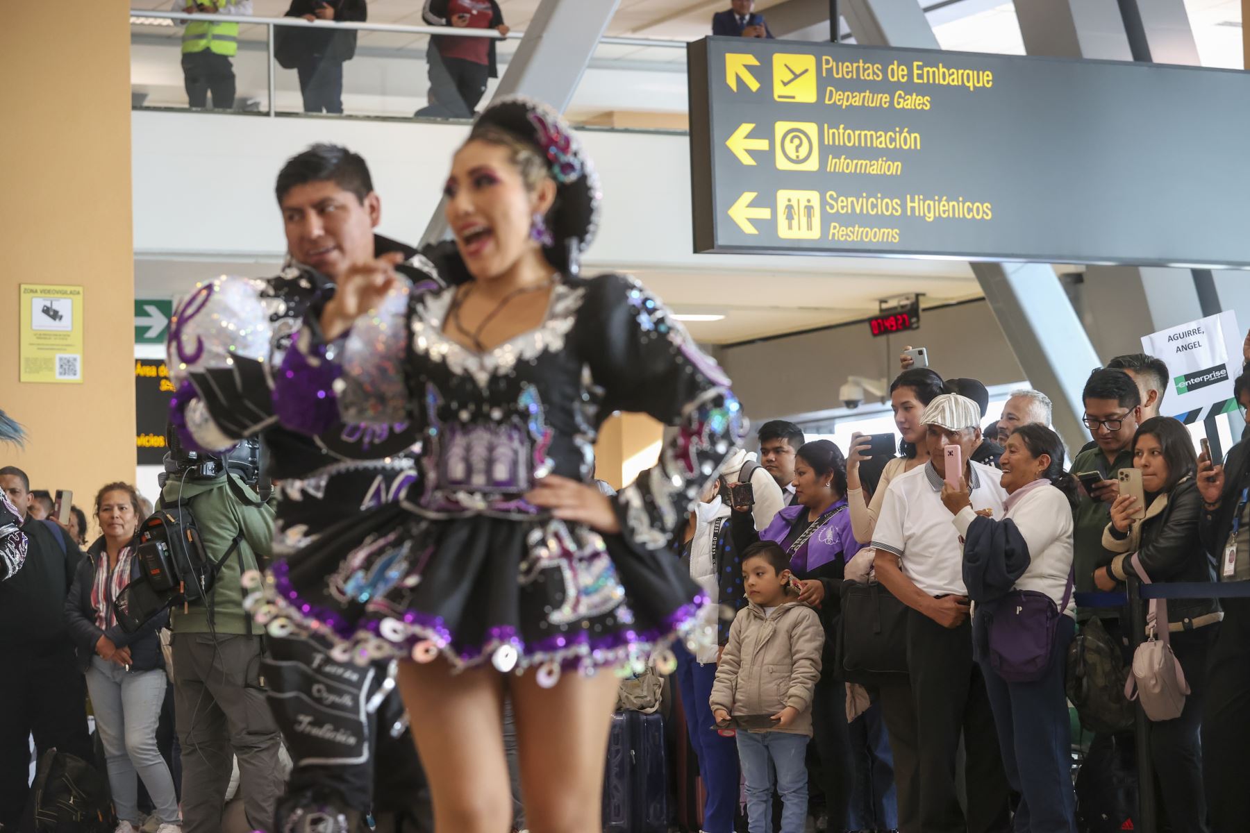 La danza de los Caporales, baile típico del altiplano peruano, deleitó a los turistas nacionales y extranjeros en el marco del Día Mundial del Turismo a través de la banda de música y bailarines de la Policía Nacional.  Foto: ANDINA/Juan Carlos Guzmán Negrini