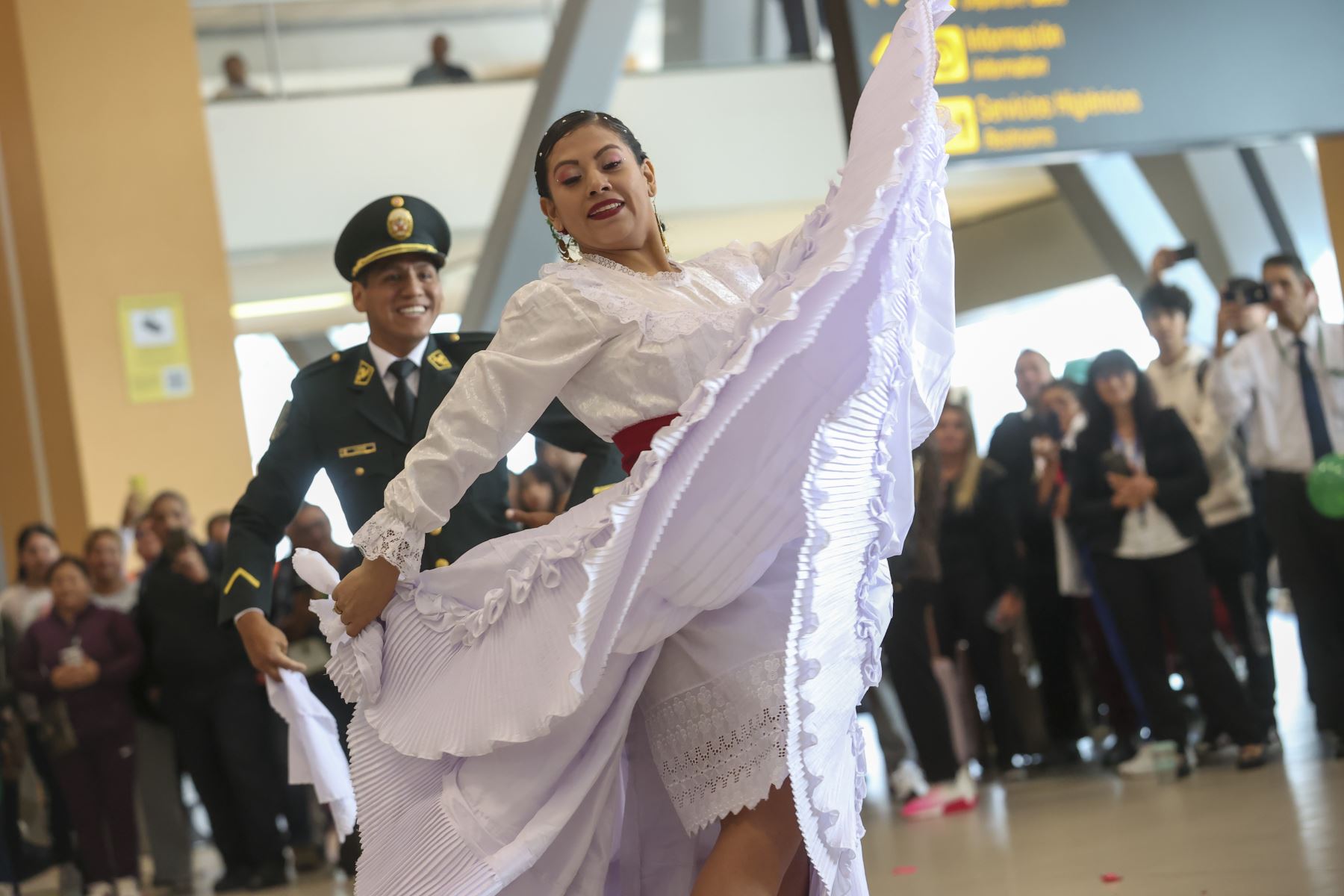 La Marinera norteña, baile típico de la costa peruana, deleitó a los turistas nacionales y extranjeros en el marco del Día Mundial del Turismo a través de la banda de música y bailarines de la Policía Nacional.  Foto: ANDINA/Juan Carlos Guzmán Negrini