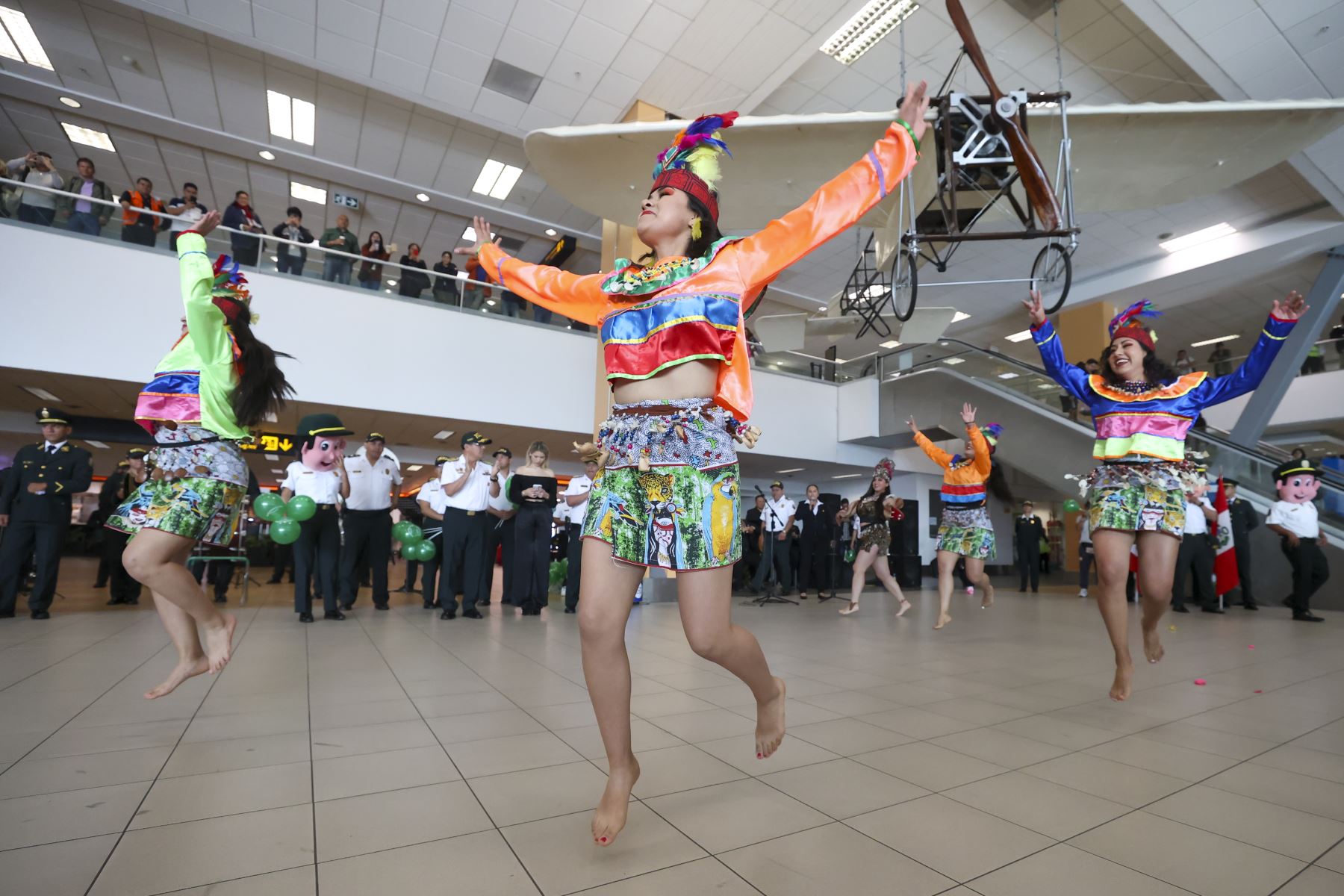La danza de la Anaconda, baile típico de la selva peruana, deleitó a los turistas nacionales y extranjeros en el marco del Día Mundial del Turismo a través de la banda de música y bailarines de la Policía Nacional.

Foto: ANDINA/Juan Carlos Guzmán Negrini