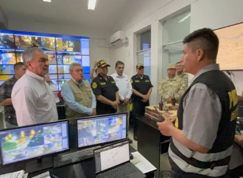 El ministro del Interior, Vicente Romero, supervisó anoche la nueva central de emergencia 105 que opera en la provincia de Sullana, declarada en estado de emergencia para combatir la ola de delincuencia. Foto: ANDINA/Difusión.