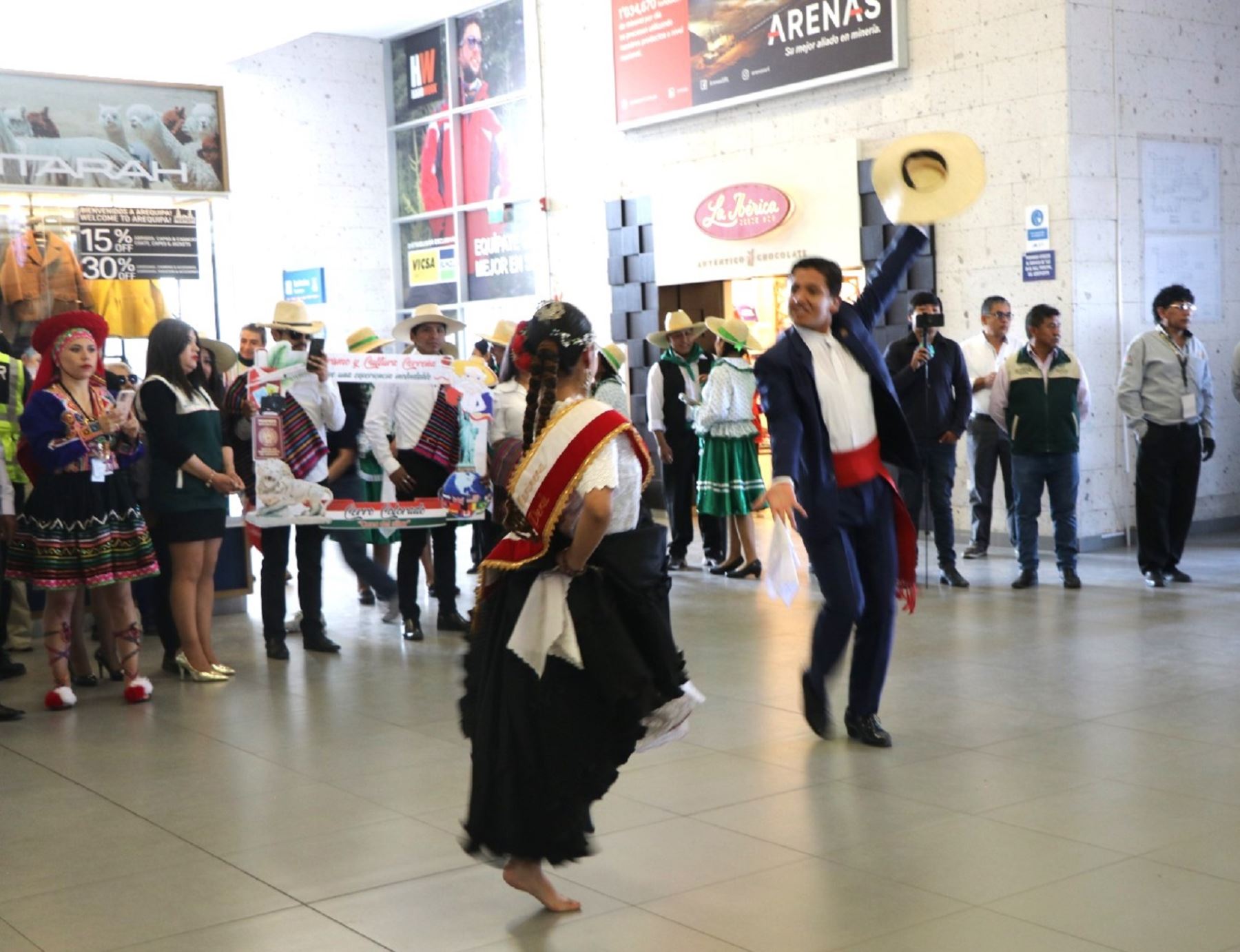 Por el Día Mundial del Turismo, autoridades de Arequipa organizaron una bienvenida a los turistas que arribaron esta mañana a la ciudad blanca. Los viajeros fueron recibidos con danzas típicas. ANDINA/Difusión