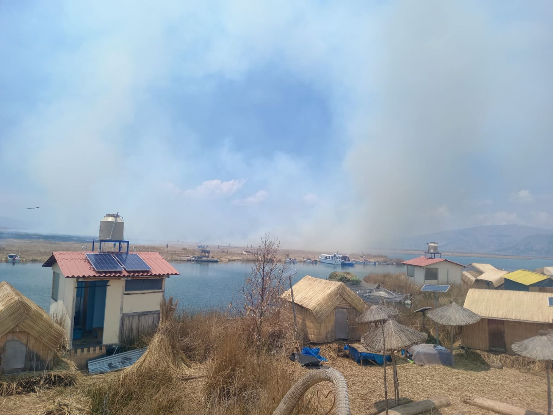 Un incendio de grandes proporciones afectá a más de 60 hectáreas de totorales en el lago Titicaca, en Puno. El fuego amenaza con causar daños a las islas flotantes de los Uros. ANDINA/Difusión