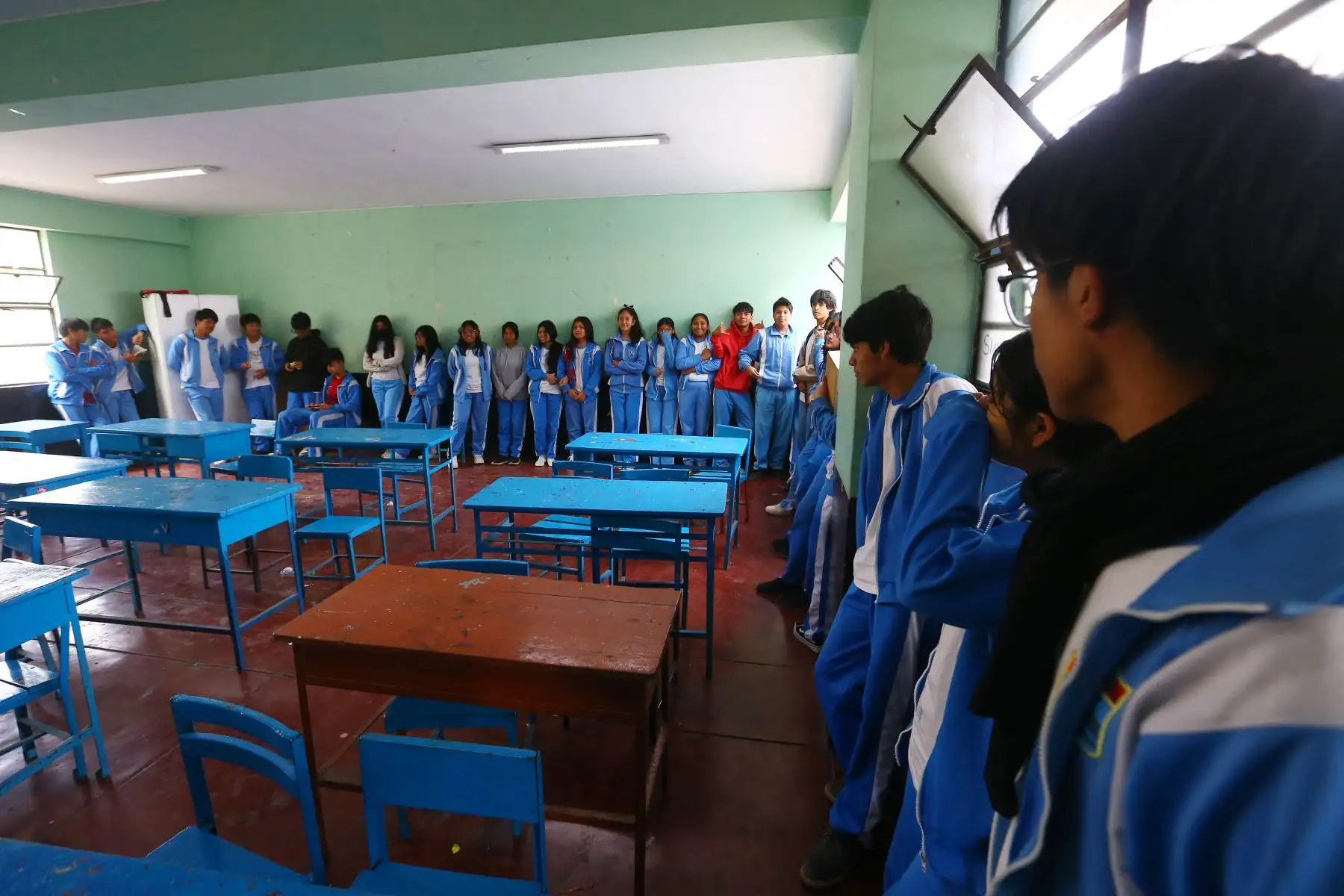 A diferencia de un simulacro de sismo, en el simulacro ante lluvias los escolares buscaron aulas del segundo piso para ingresar y protegerse del agua. Foto: ANDINA/Eddy Ramos