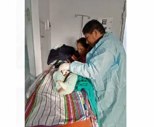 Uno de los pasajeros heridos que dejó la volcadura de una miniván en Huancavelica es una niña de 2 años de edad que es atendida en el Hospital de Apoyo de Huanta, en Ayacucho. ANDINA/Difusión