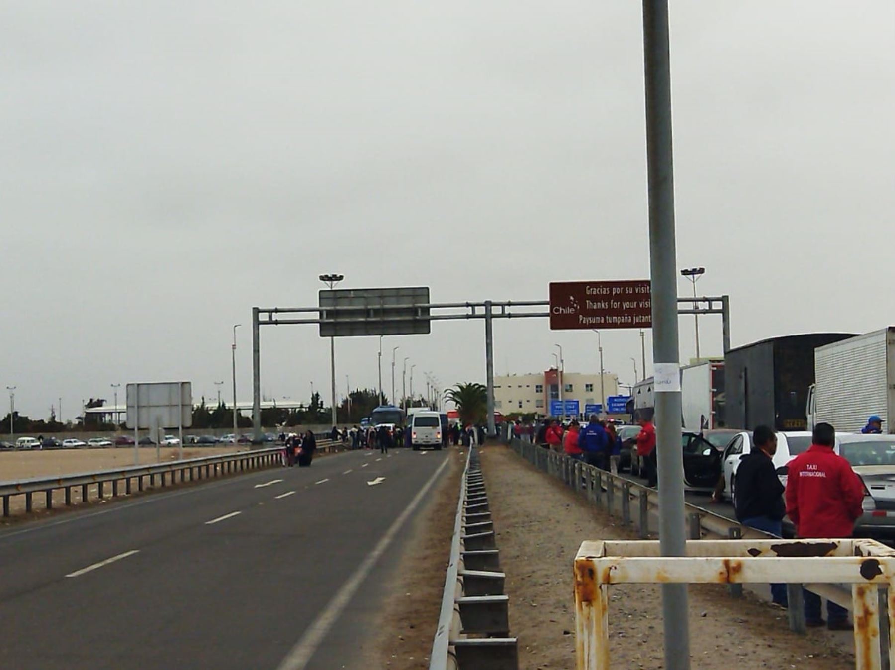 Migrantes bloquearon por varias horas la carretera Panamericana Sur en Tacna, a la altura de la frontera con Chile. ANDINA/Difusión